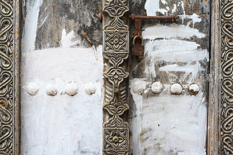 古老的白色雕刻门，石城，桑给巴尔，坦桑尼亚