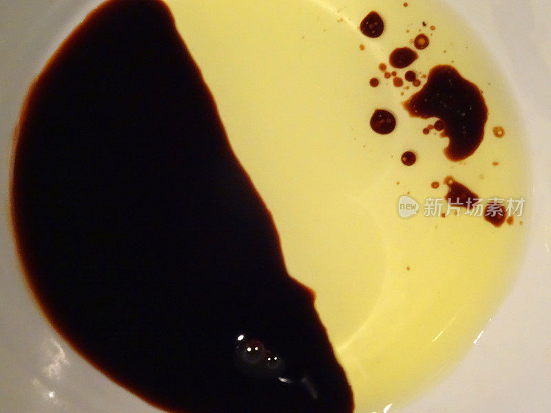 香醋和橄榄油混合在一起的画面