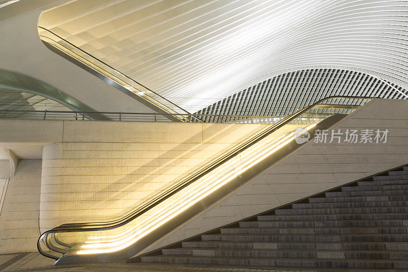 未来主义火车站外的自动扶梯，夜间灯火通明