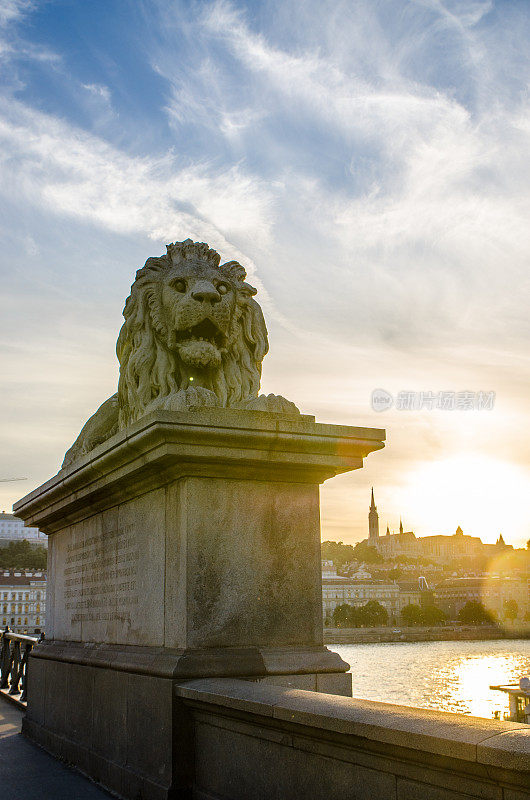 盛夏日落时，狮雕在斯切尼链条桥的开端