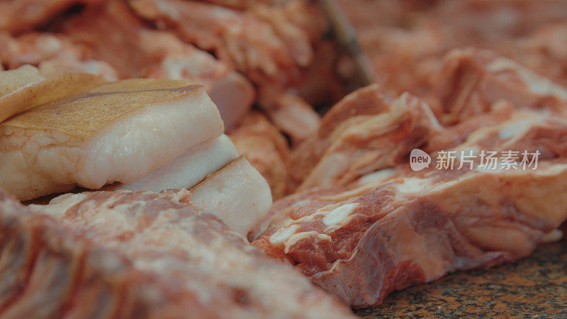 在市场的肉类部。摊位上的猪肉