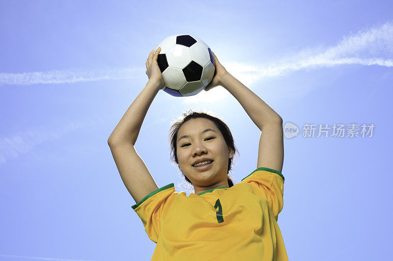 年轻女孩足球-接球
