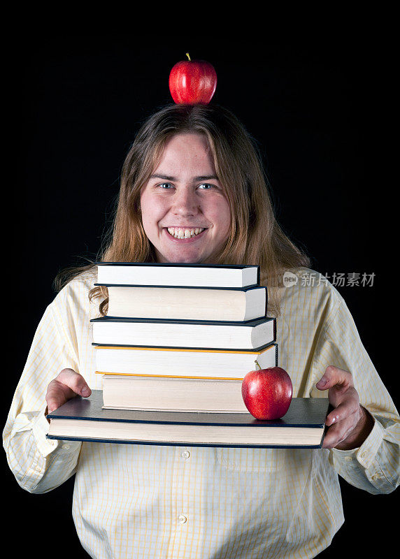拿着书，头上顶着苹果的大学生。
