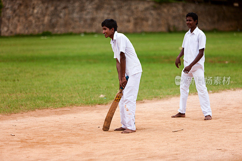 斯里兰卡小男孩在打板球