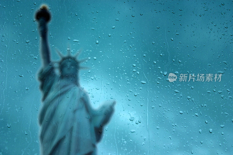 自由女神像和雨滴