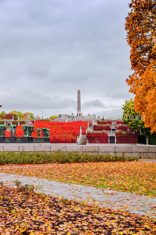 古斯塔夫维格兰公园的秋季色彩与巨石雕塑。