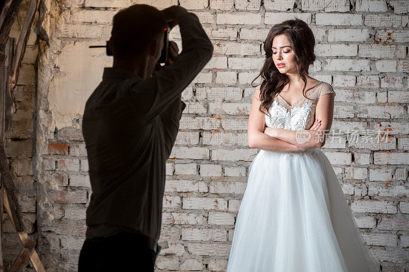 时尚摄影师为新娘拍照