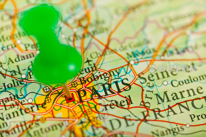 巴黎地图和图钉