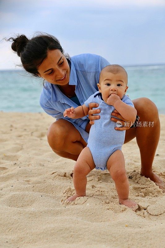 和妈妈和宝宝一起去海滩