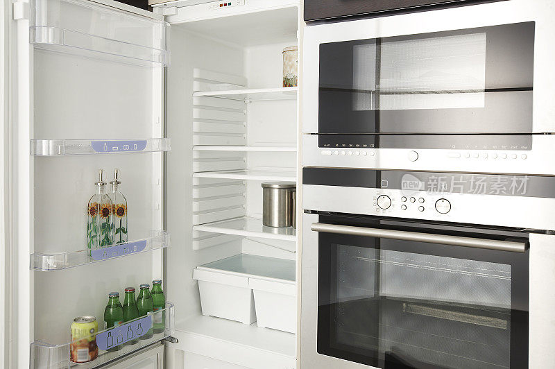 现代厨房烤箱和冰箱
