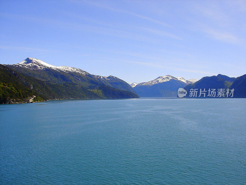 通过渡轮穿越挪威令人印象深刻的盖兰格峡湾，挪威戏剧性的风景，斯堪的纳维亚-北欧国家