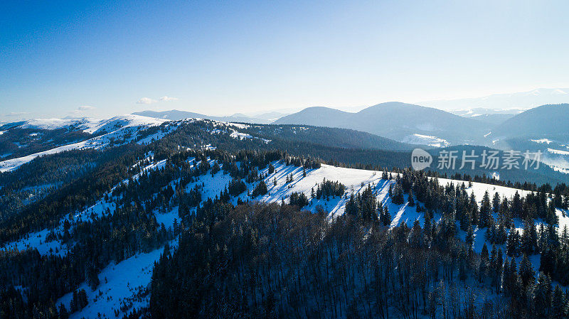 空中滑雪胜地在阳光明媚的喀尔巴阡山脉