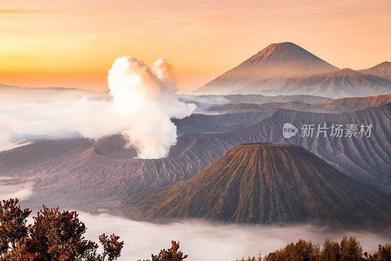 Bromo火山，Batok和塞梅鲁(山)日出从佩尼亚jakan山