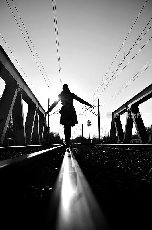 在铁路上散步的女孩