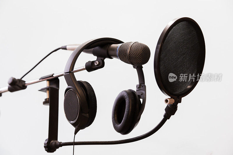 心脏型冷凝器麦克风，耳机和流行滤镜上的灰色背景。家庭录音室