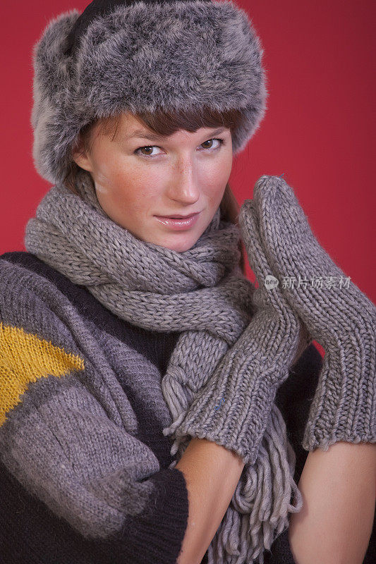 冬天戴着帽子和手套的女人
