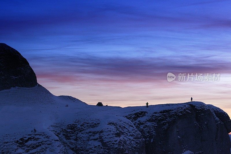 冬季登山运动员站在山崖上