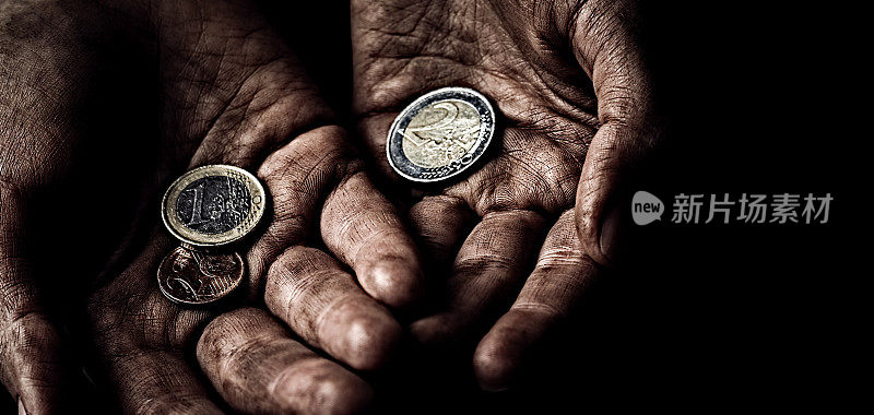 乞丐的手上只有很少的硬币