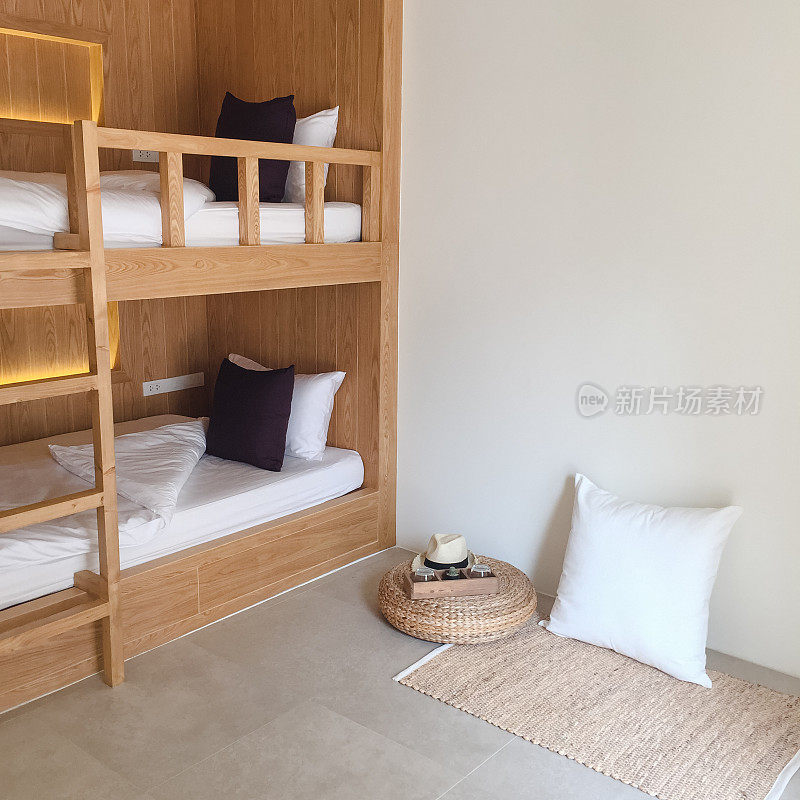 用木质双层床清洁旅馆房间。