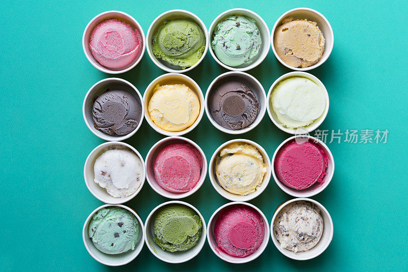 俯视图冰淇淋口味在杯子上的绿色背景