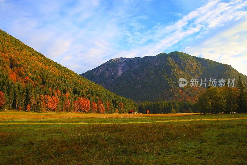 阿尔卑斯山景观在奥地利Tirol，附近Karwendel山脉和巴伐利亚阿尔卑斯山在德国-雄伟的高山景观在金色的秋天，戏剧性的Tyrol雪山全景和田园式的Tirol草地，奥地利