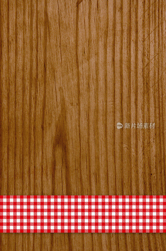 方格桌布，红白相间的木板
