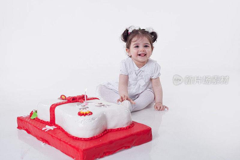 白色女孩公主和生日蛋糕