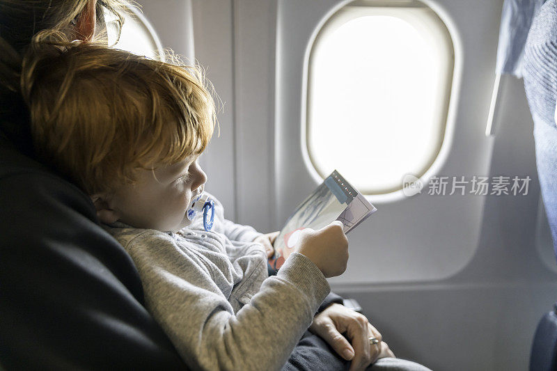 一位年轻女士带着她的孩子乘飞机旅行