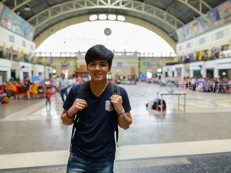 年轻英俊的亚洲游客在泰国曼谷华兰芳火车站