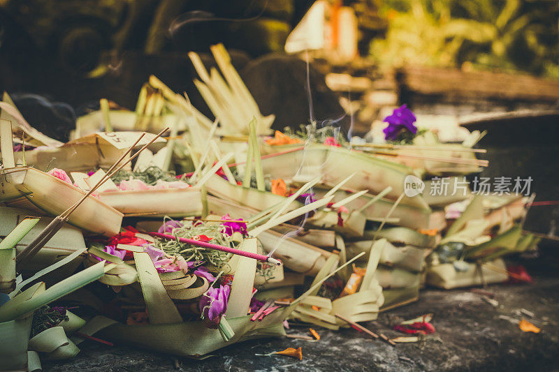 巴厘人用鲜花和香棒供奉巴厘岛诸神的传统祭品。印度尼西亚的巴厘岛，蒂尔塔·恩普尔神庙