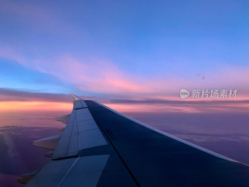 日落的飞机旅程