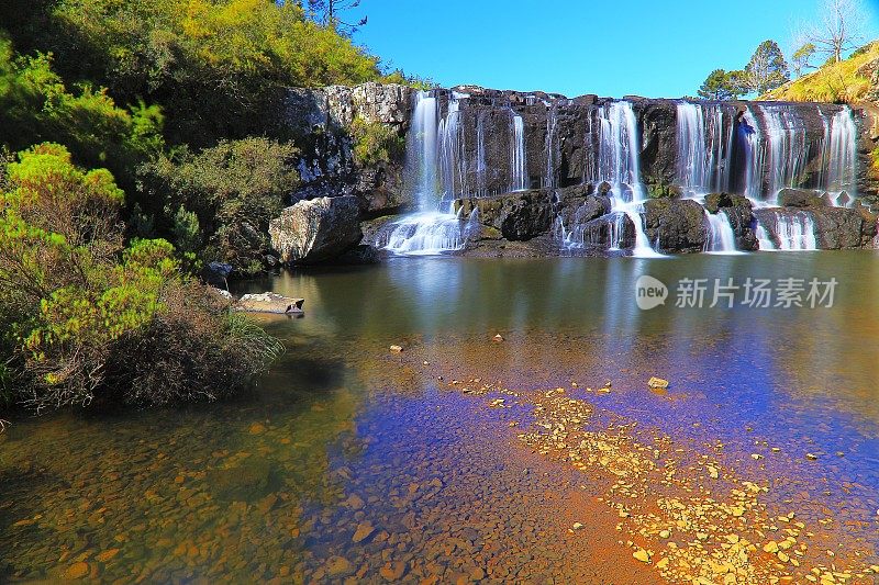 瀑布因长时间曝光而模糊，田园诗般的风景-格兰多，大南州-巴西南部