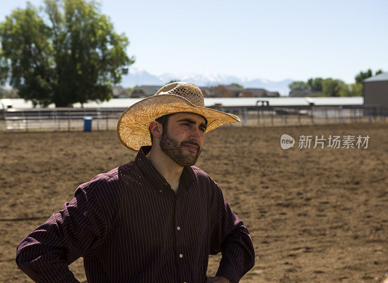 在美国犹他州盐湖城的牧场上戴着帽子的牛仔