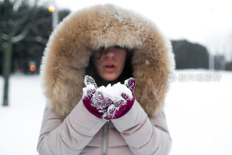 女人喜欢在户外玩雪。