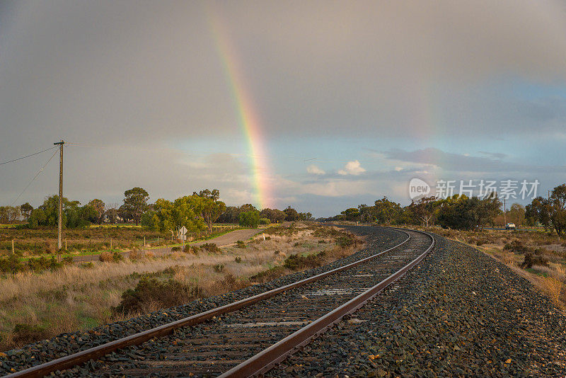 在马利高速公路附近的偏远地区有铁路的澳大利亚内陆景观