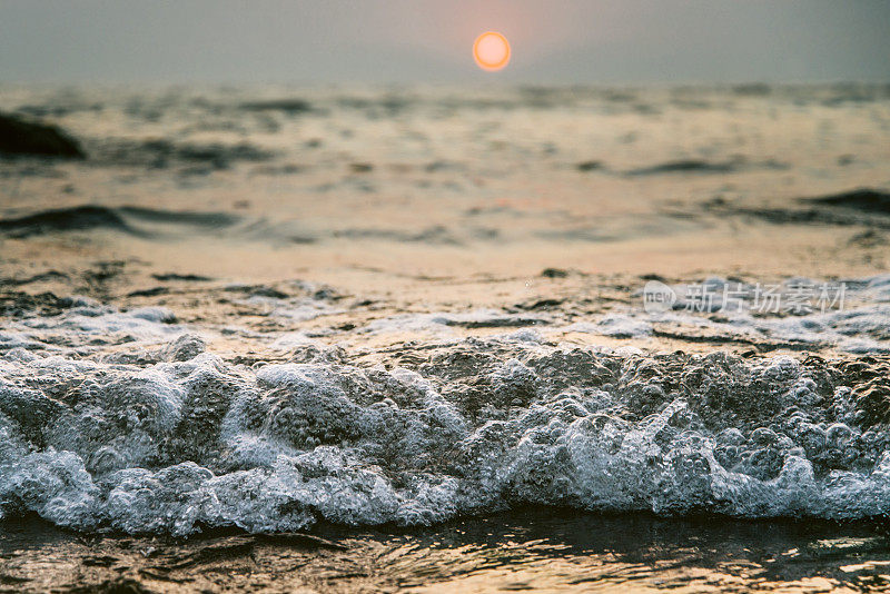 日落时的大海。