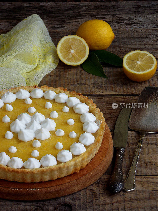 柠檬馅饼配蛋白霜。在木制背景上自制蛋糕。