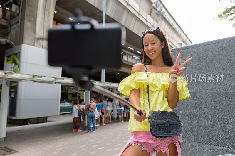 年轻美丽的多民族旅游女人的肖像享受生活在暹罗广场购物中心在泰国曼谷