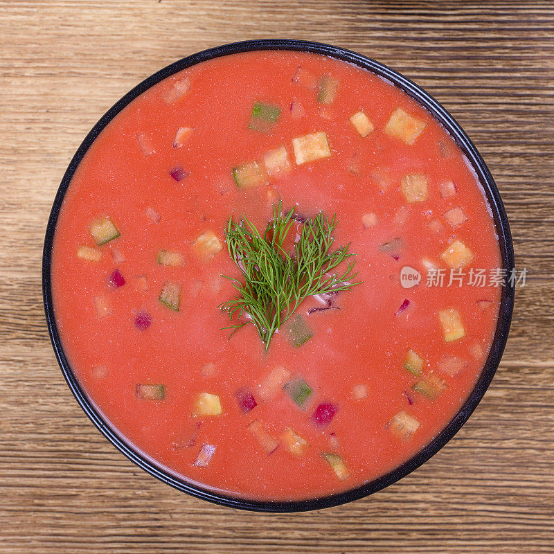 冷罗宋汤——炎炎夏日的特色菜。甜菜，黄瓜，土豆，萝卜和鸡蛋的蔬菜冷汤。近距离