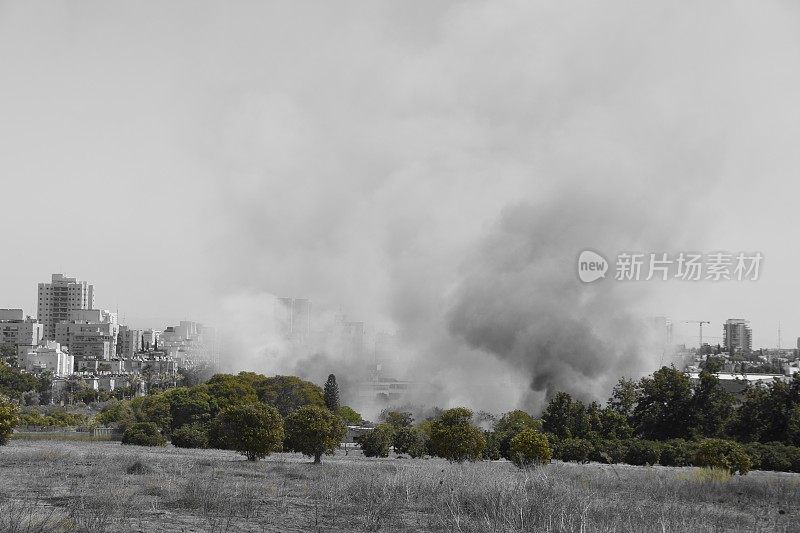 城市附近的田野着火了