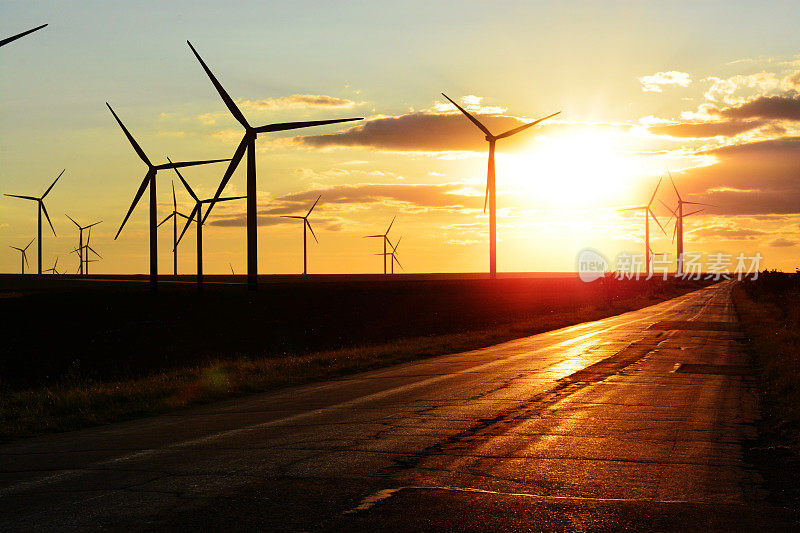 风力能源概念与涡轮机和老乡村道路在日落