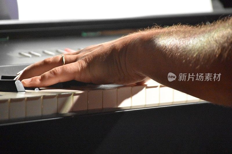 一个弹奏风琴的人的手