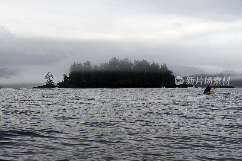 皮划艇在小岛附近划桨