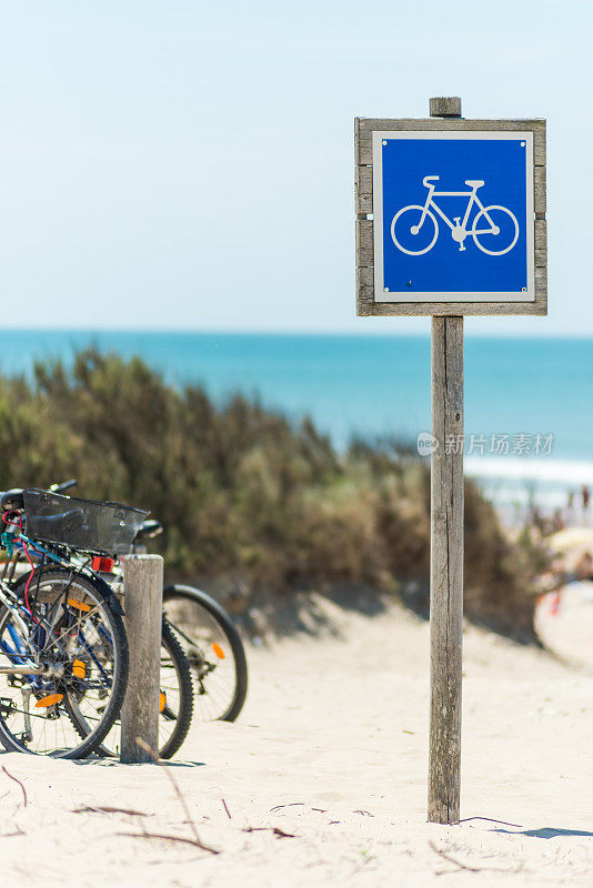 法国海滩上的自行车