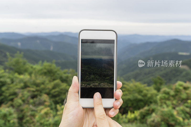 亚洲女性徒步旅行者在自然小径上行走。