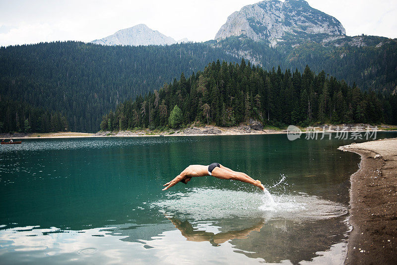 男人跳进湖里。