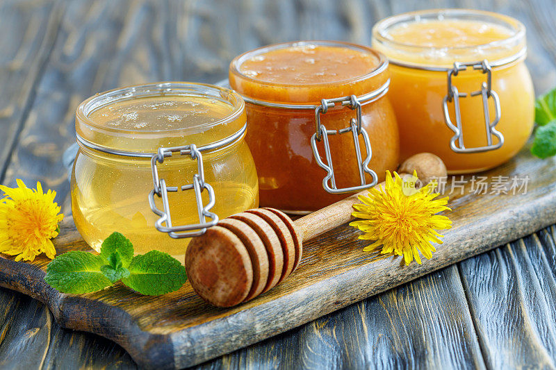 玻璃罐子里的天然蜂蜜。