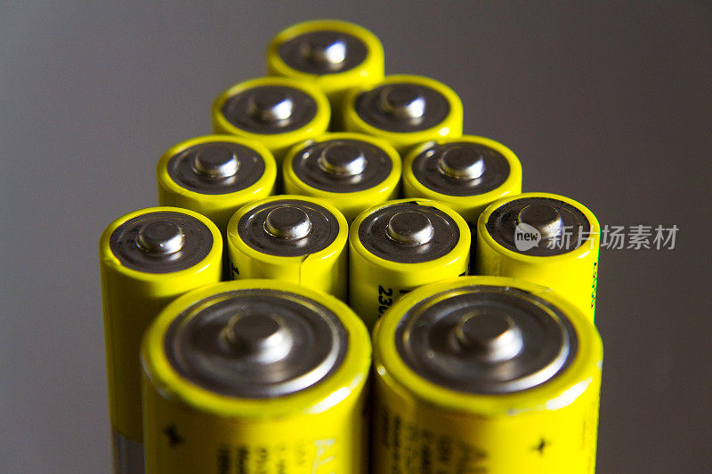 堆叠黄色AA电池近距离，电量储存概念