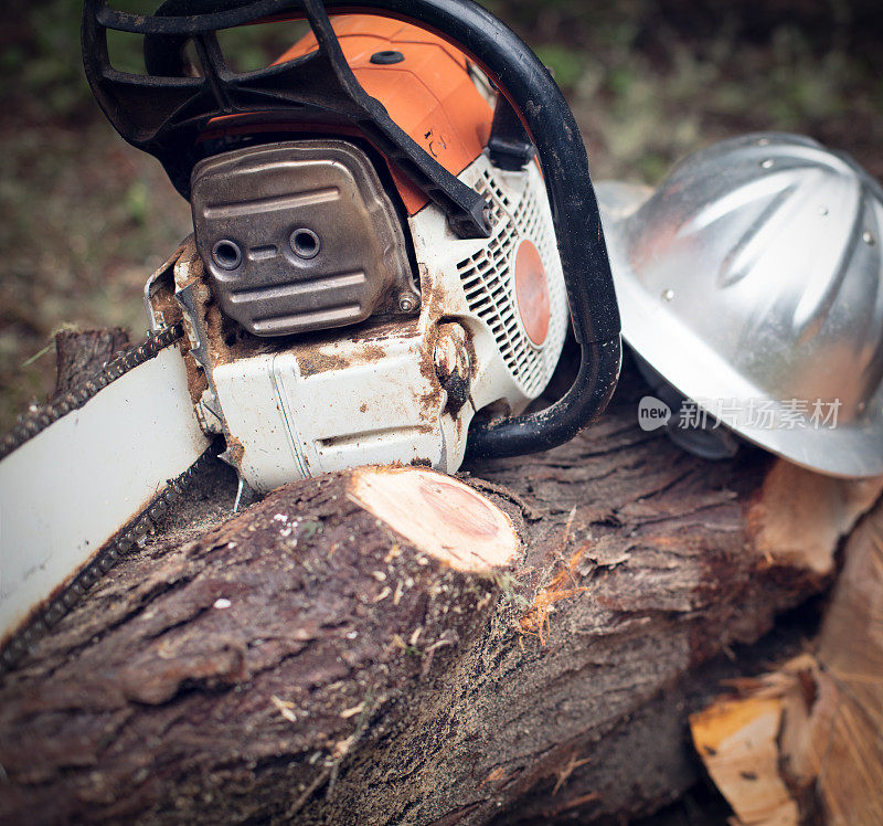 树桩上的电锯和头盔