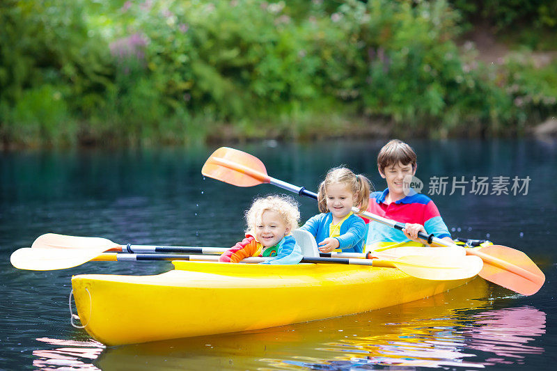 孩子在kayak。孩子们在独木舟上。夏季露营。